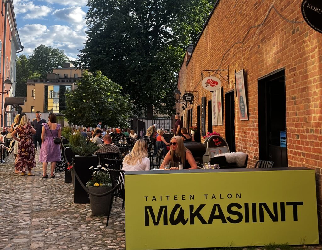 Terassikatu mukulakivikadulla.